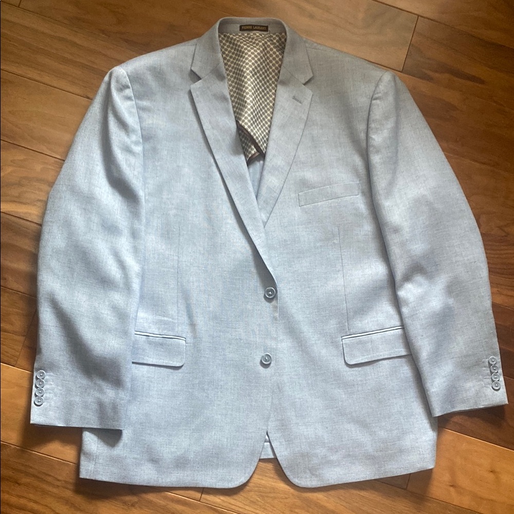 Light Blue Sport Coat with Classic Notch Lapel and Structured Shoulders
